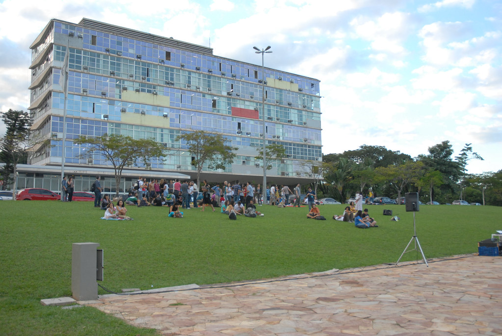 Piquenique indígena no gramado da Reitoria da UFMG, no campus Pampulha.