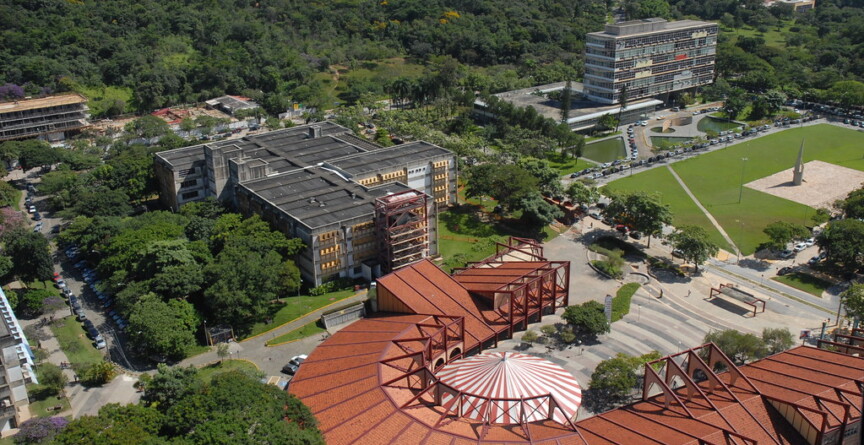 Vista aérea da praça de serviços