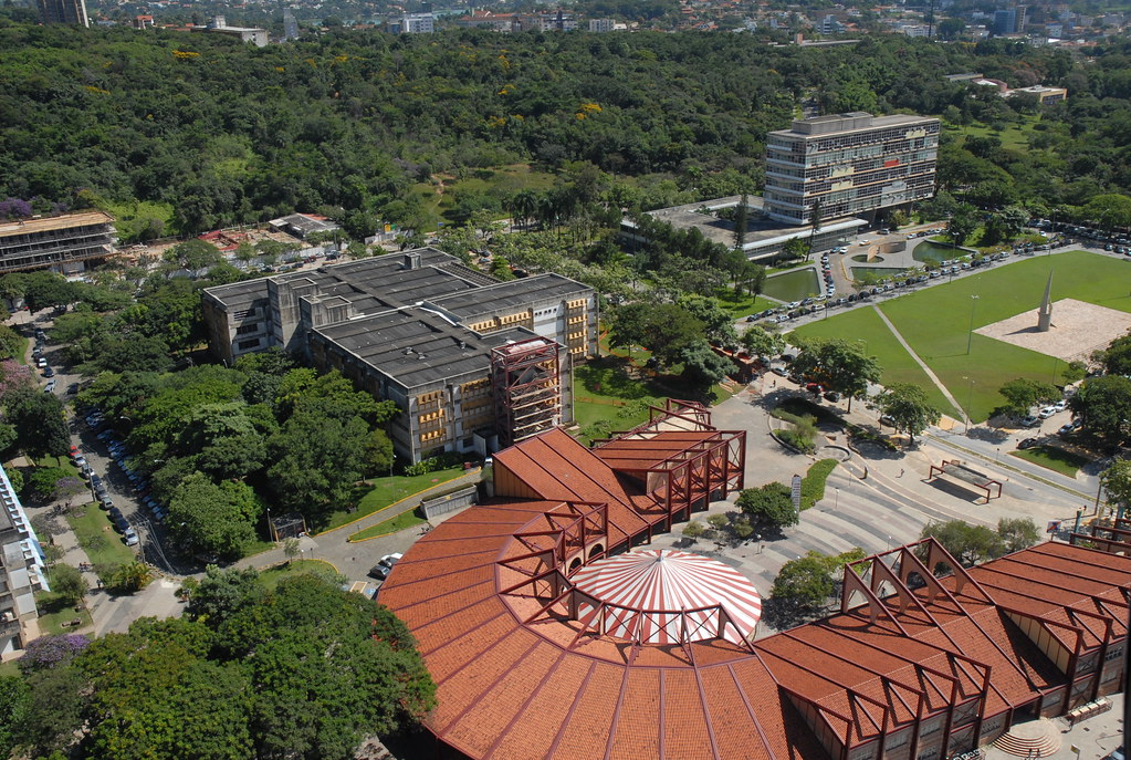 Vista aérea da praça de serviços