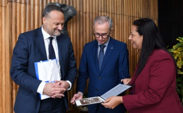 O cônsul Pietro Tombaccini, o reitor Alessandro Moreira e a diretora adjunta de Relações internacionais da UFMG, Bárbara Orfanò