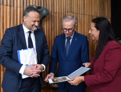 O cônsul Pietro Tombaccini, o reitor Alessandro Moreira e a diretora adjunta de Relações internacionais da UFMG, Bárbara Orfanò