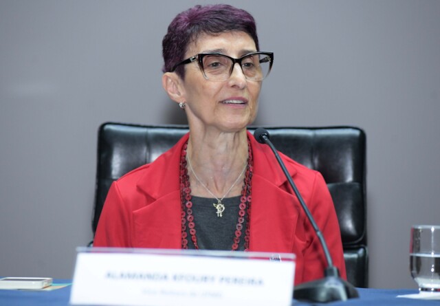 Alamanda Kfouri defendeu que a comunicação baseada no cuidado com as pessoas é fundamental para transformar as práticas na universidade protegendo a qualidade de vida do servidor