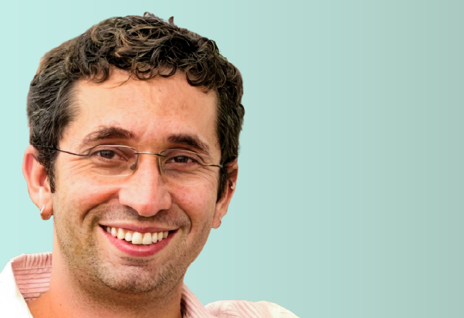 Victor Giraldo desenvolve pesquisas na área de Educação, com ênfase em formação de professores, estudos curriculares e colonialidade
