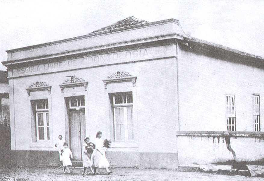 Prédio da Escola Livre de Odontologia e Farmácia de Belo Horizonte, situado na Rua Timbiras. Data: 1907. Acervo Faculdade de Odontologia/UFMG.