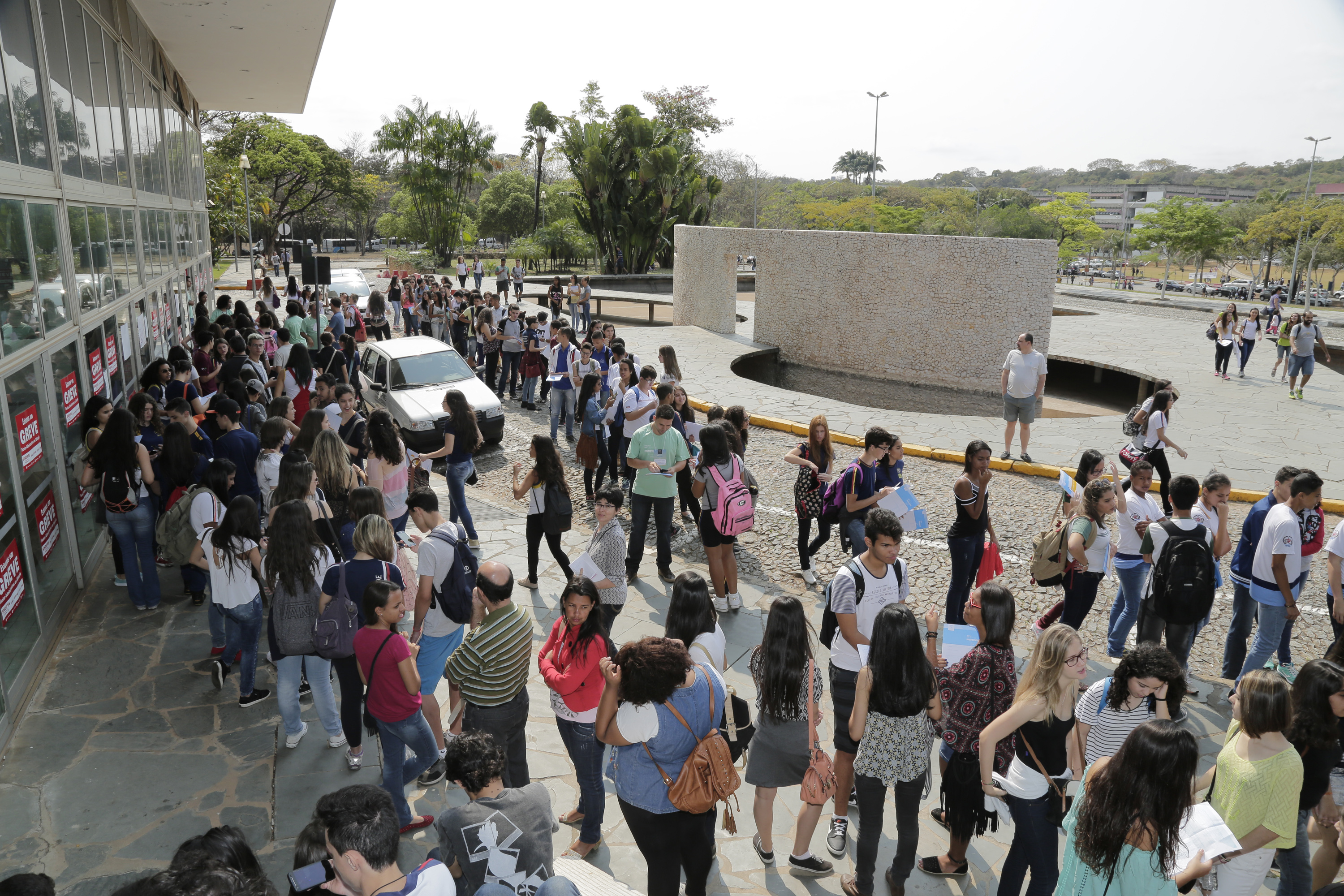 Visitantes enfrentaram fila para assistir à palestra sobre Medicina, no auditório da Reitoria. Foto: Foca Lisboa