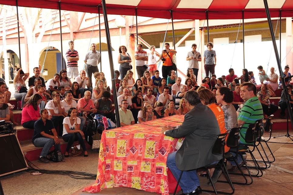 Dirigentes da UFMG, parceiros e comunidade escolar participaram da abertura do evento na Praça de Serviços