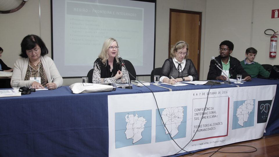 Maria Luisa Soux, Maria Medianeira, Maria Zilda Coury, Élerson Silva e Francisco Andrade. Conferência internacional sul-americana: territorialidades e humanidades. Foto: Foca Lisboa/ UFMG