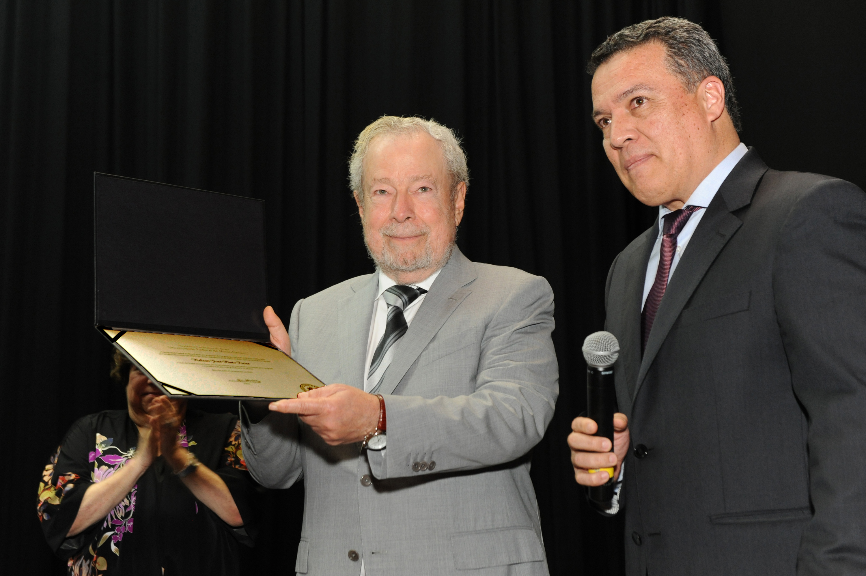 Nelson Freire recebeu o diploma das mãos do reitor Jaime Ramírez. Fotos: Marina Gontijo / UFMG