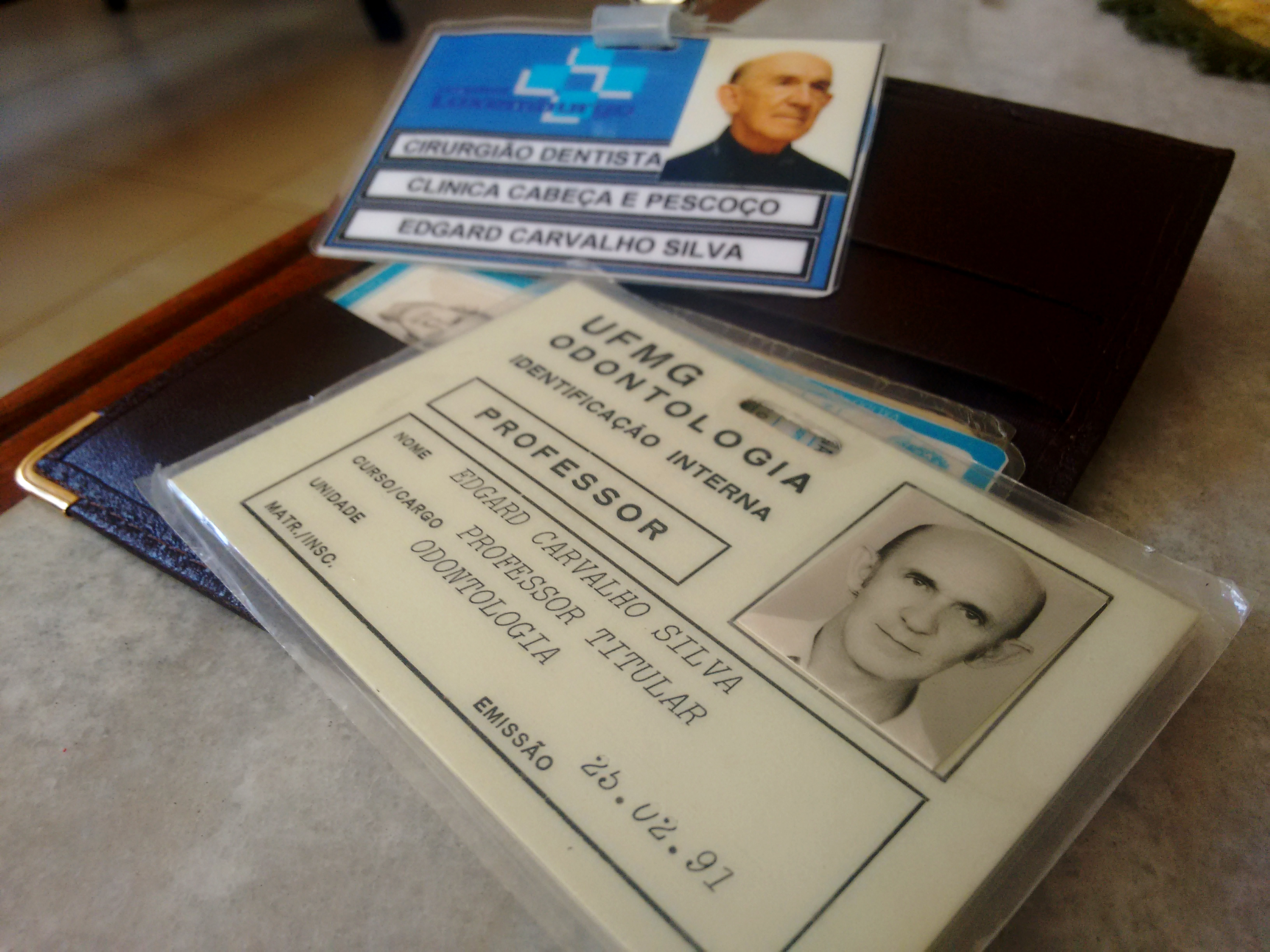 Suas carteirinhas, que ele guardava no bolso da camisa, de quando trabalhou no Hospital Luxemburgo (em segundo plano) e na UFMG (em primeiro). Foto: Gabriel Araújo
