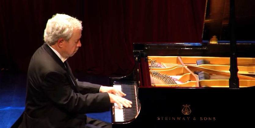 Print do vídeo "Nelson Freire - recital 62 anos de carreira - Harmonia", do canal "Programa Harmonia". Link: https://youtu.be/aAcL9I9IGnc