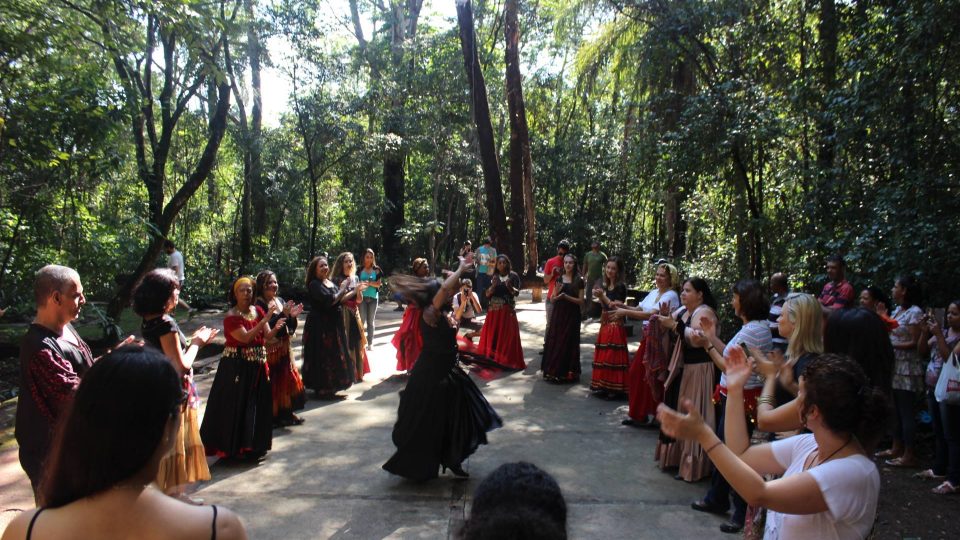 Oficina de dança cigana na sexta edição do Domingo no Campus. Foto: Zirlene Lemos / Proex-UFMG