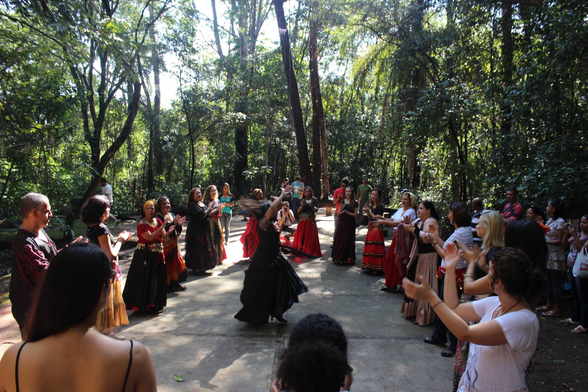 Oficina de dança cigana na sexta edição do Domingo no Campus. Foto: Zirlene Lemos / Proex-UFMG