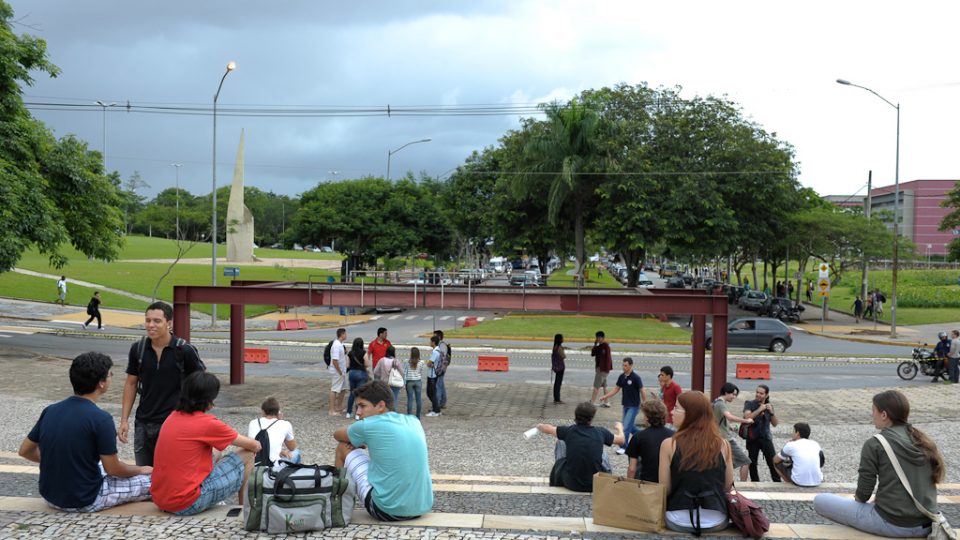 Estudantes no campus Pampulha. Foto: Foca Lisboa/ UFMG