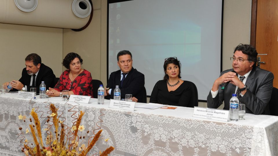 Marco Aurélio Crocco, Paula Miranda-Ribeiro, Jaime Ramírez, Mônica Viegas Andrade e Helvécio Magalhães compuseram a mesa de abertura. Foto: Foca Lisboa / UFMG