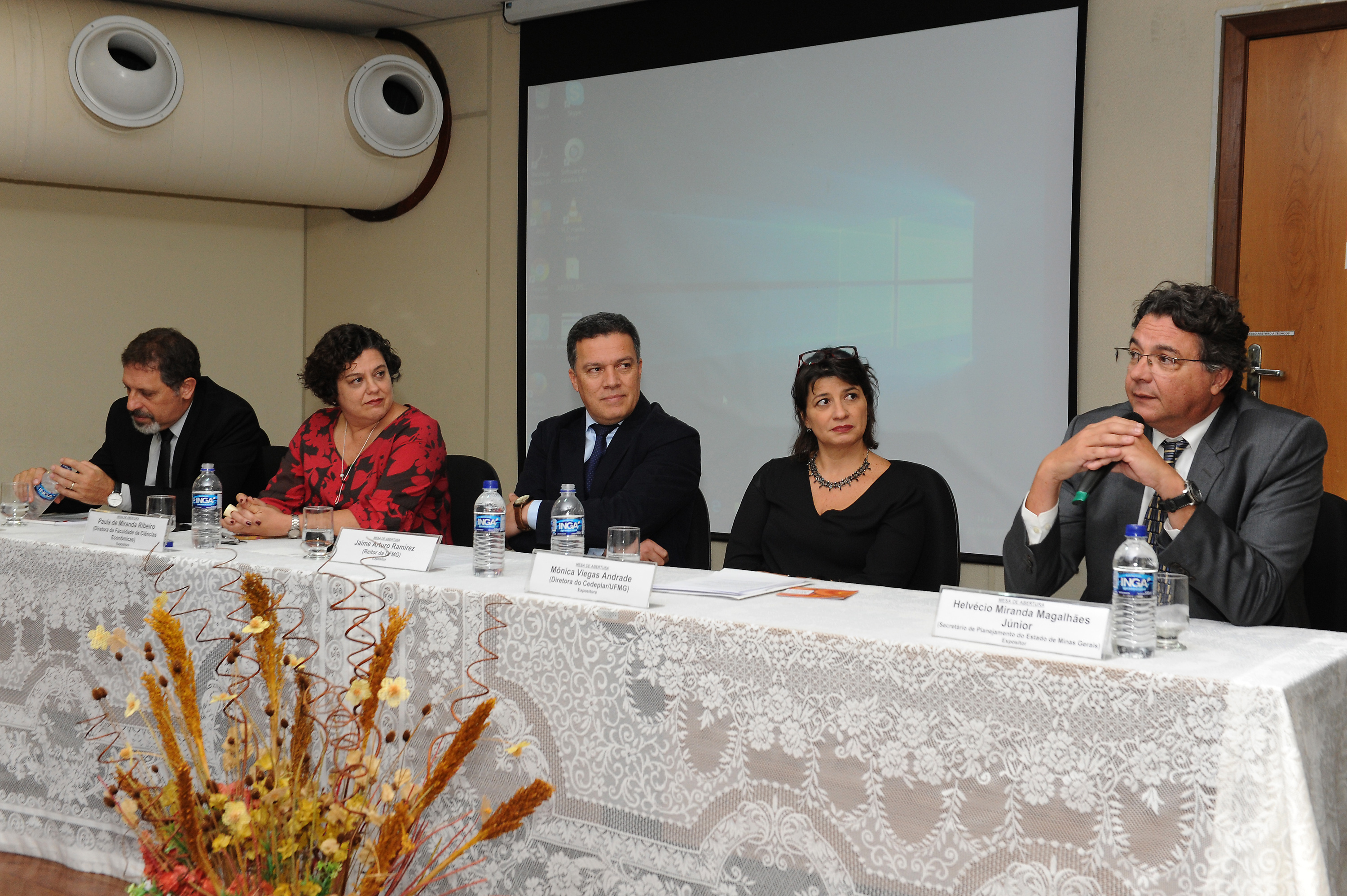 Marco Aurélio Crocco, Paula Miranda-Ribeiro, Jaime Ramírez, Mônica Viegas Andrade e Helvécio Magalhães compuseram a mesa de abertura. Foto: Foca Lisboa / UFMG