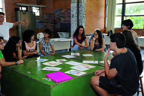 Ontem e hoje: Atividade com estudantes em abril deste ano. Foto: Carol Prado/UFMG