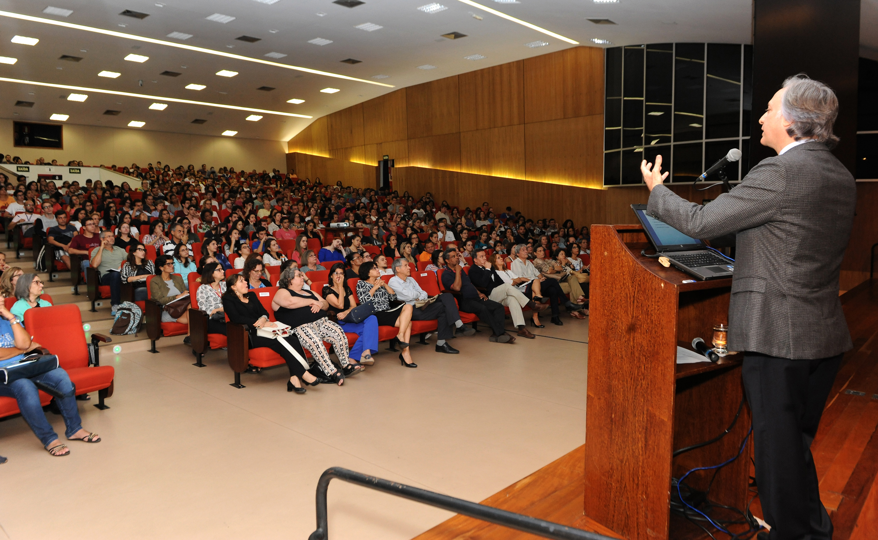 Conferência lotou auditório do CAD1. Foto: Foca Lisboa/ UFMG