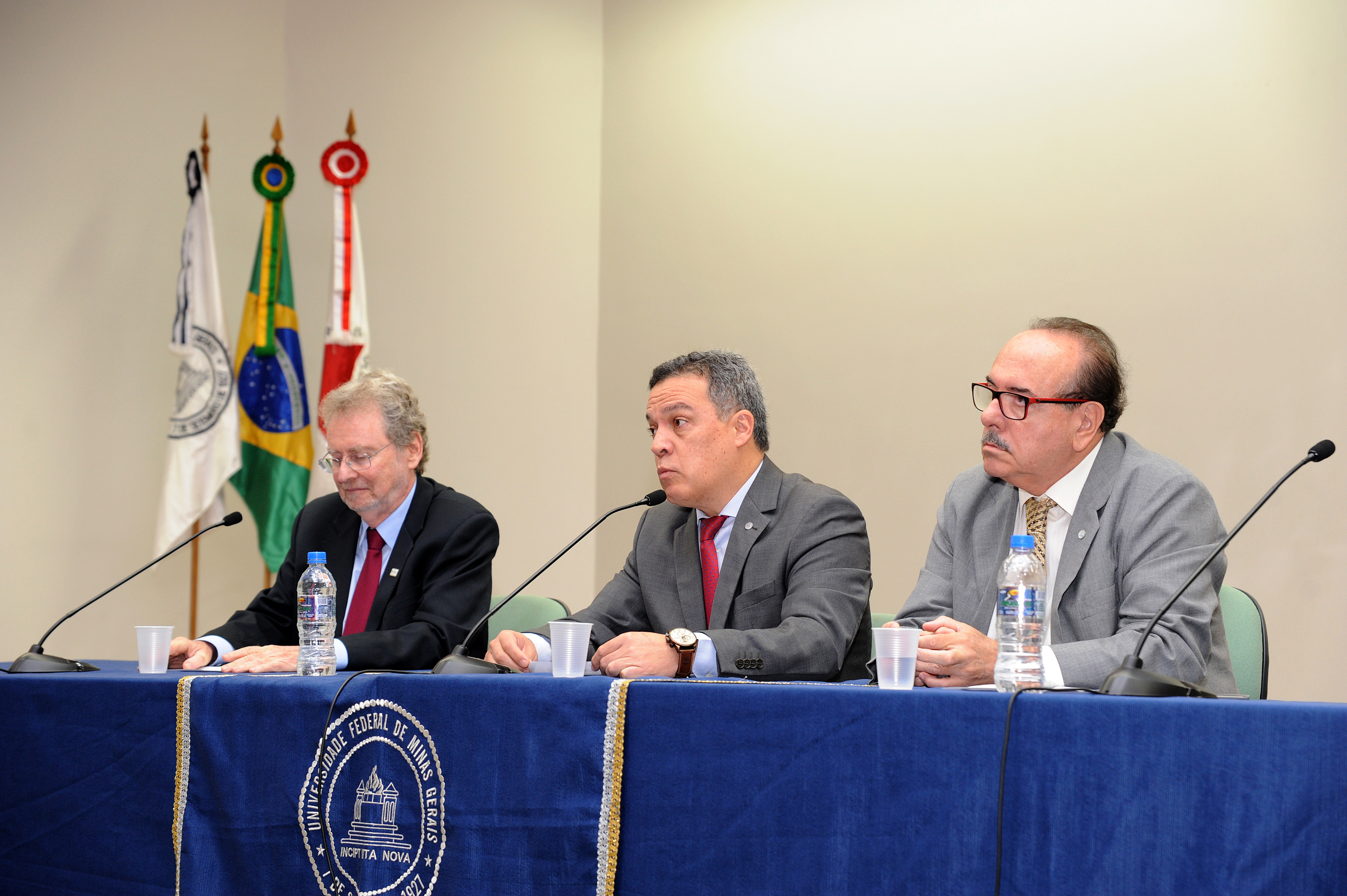 Mesa de abertura foi composta pelos presidentes da ABC, Luiz Davidovich, e da Fapemig, Evaldo Vilela (nas extremidades), e pelo reitor Jaime Ramírez (ao centro). Foto: Carol Prado/ UFMG