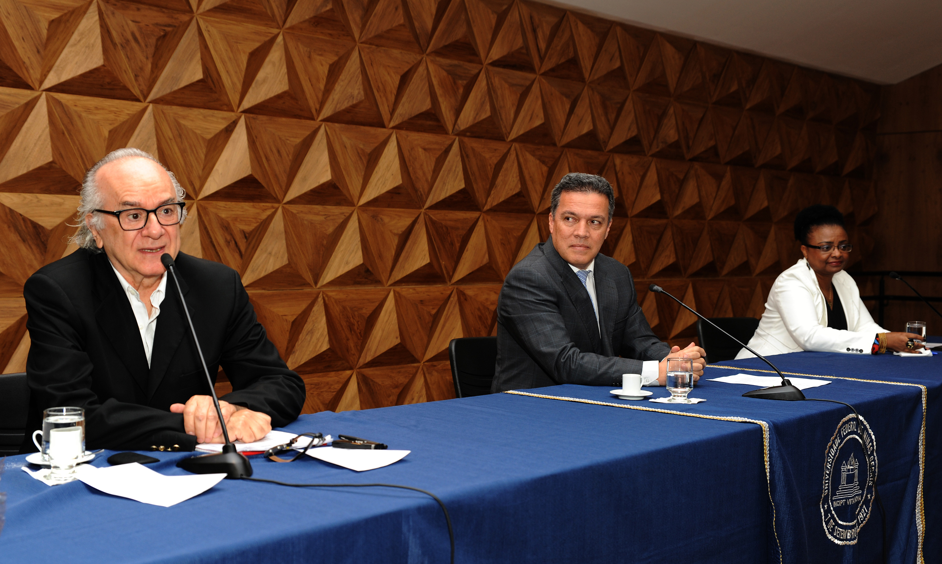 Boaventura, Jaime Ramírez e Nilma Lino Gomes compuseram a mesa. Foto: Foca Lisboa/ UFMG