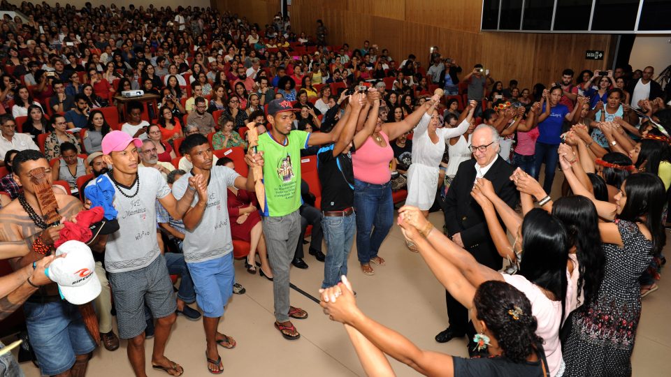 O intelectual português foi homenageado em ritual protagonizado por estudantes da formação intercultural de educadores indígenas. Foto: Foca Lisboa/ UFMG