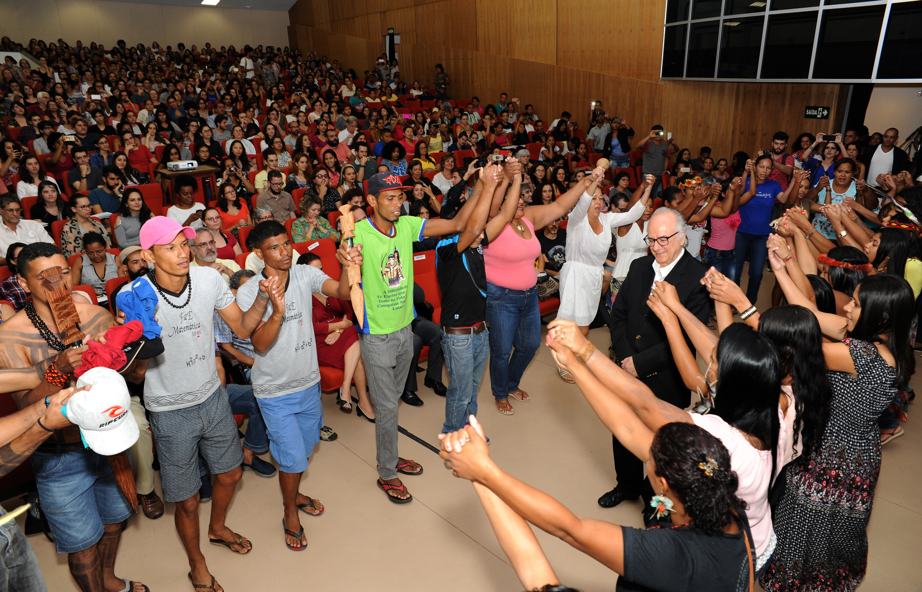 O intelectual português foi homenageado em ritual protagonizado por estudantes da formação intercultural de educadores indígenas. Foto: Foca Lisboa/ UFMG