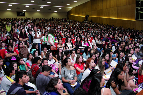 Atividade da Mostra de Profissões em auditório da Engenharia, com capacidade para 400 lugares. Foto: Foca Lisboa/ UFMG