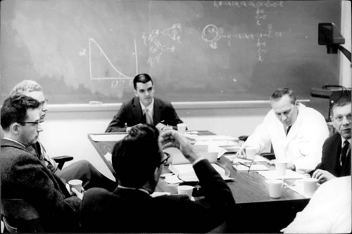 Mares Guia (ao centro), em 1964, quando defendeu tese de doutorado em enzimologia na Tulane University of Louisiana. Acervo ICB