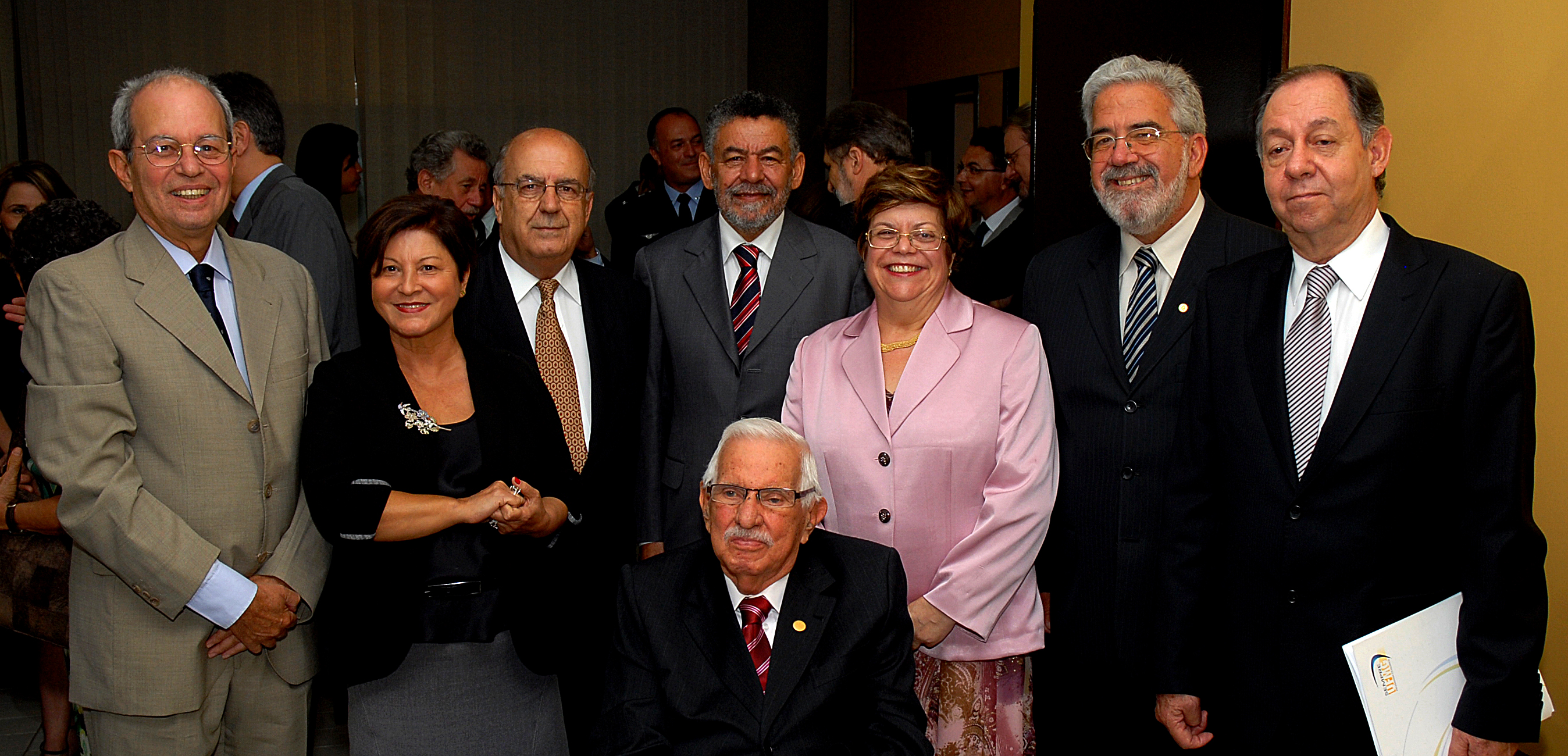 Posso de Clélio Campolina como reitor da UFMG, em 2010. Na foto, estão os outros reitores da universidade, em ordem: Francisco César de Sá Barreto (1998-2002), Vanessa Guimarães Pinto (1990-1994), Cid Velloso (1986-1990), Tomaz Aroldo da Mota Santos (1994-1998), Ana Lúcia Almeida Gazzola (2002-2006), Ronaldo Tadêu Pena (2006-2010), o próprio Clélio Campolina (2010-2014) e, sentado, .Foto: Foca Lisboa