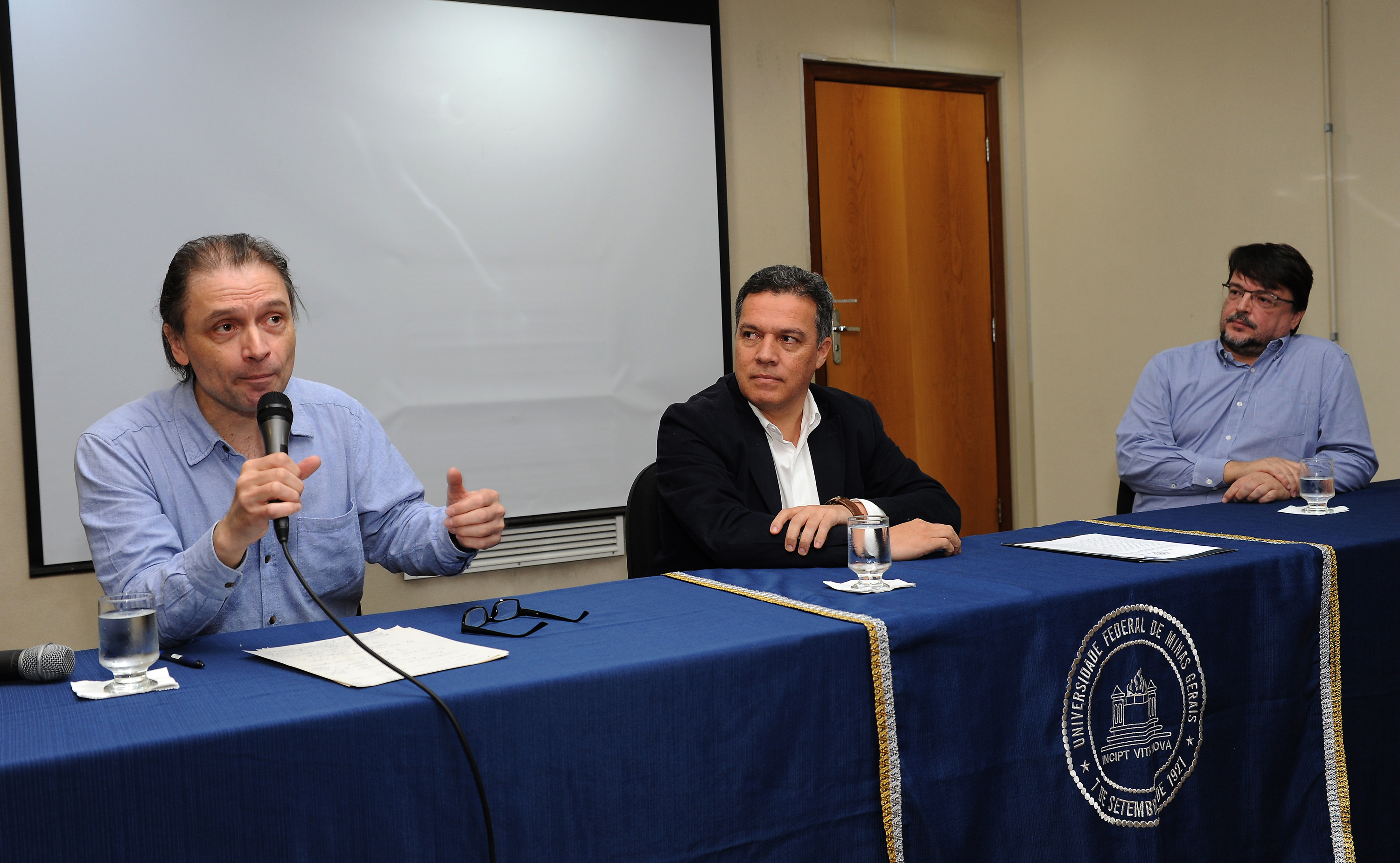 Michael Heinrich, Jaime Ramírez e Hugo Cerqueira em conferência sobre Karl Marx. Foto: Foca Lisboa/UFMG