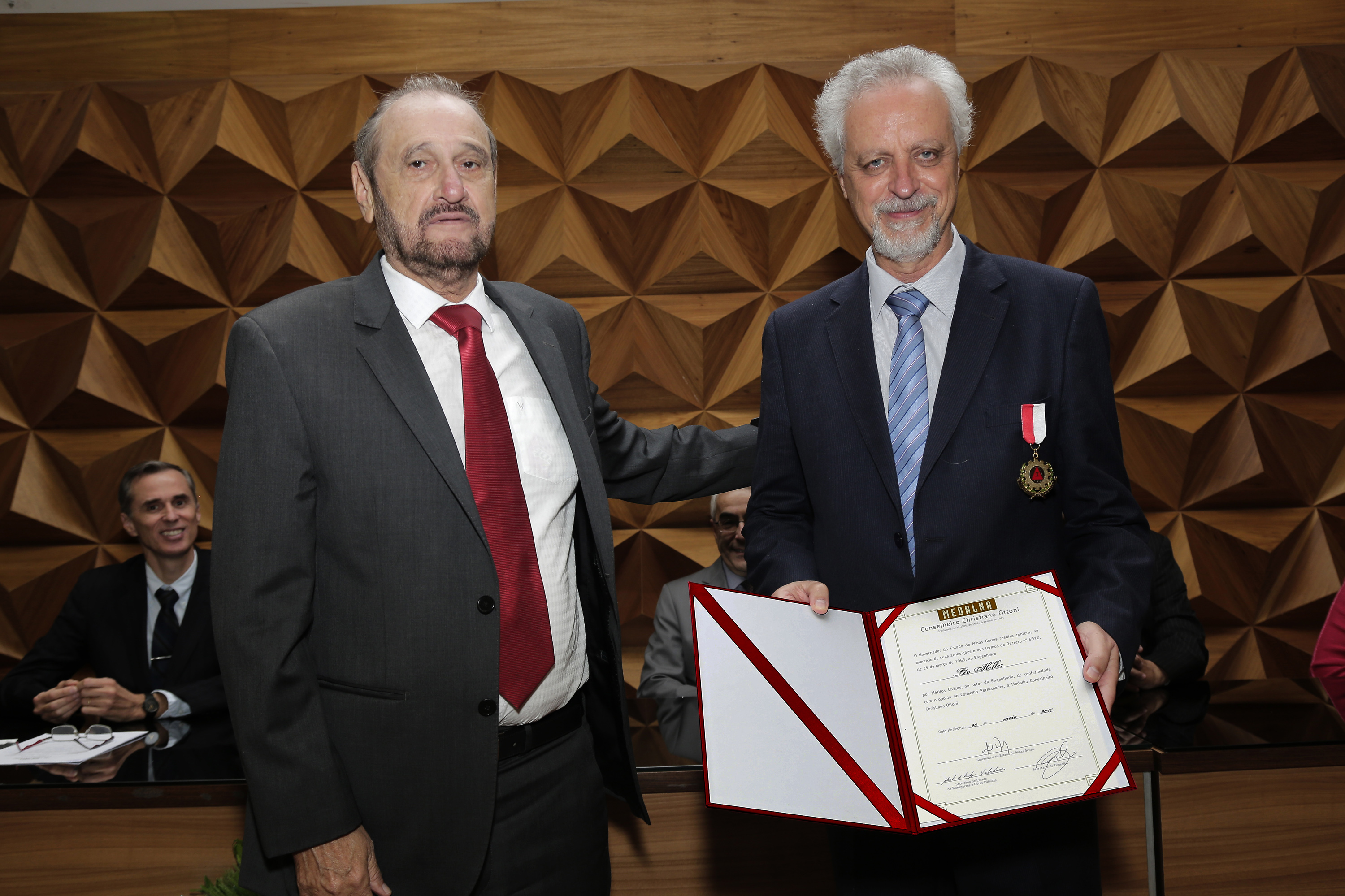 Leo Heller (à direita) recebeu medalha e diploma de Murilo Valadares. Foto: Foca Lisboa/ UFMG