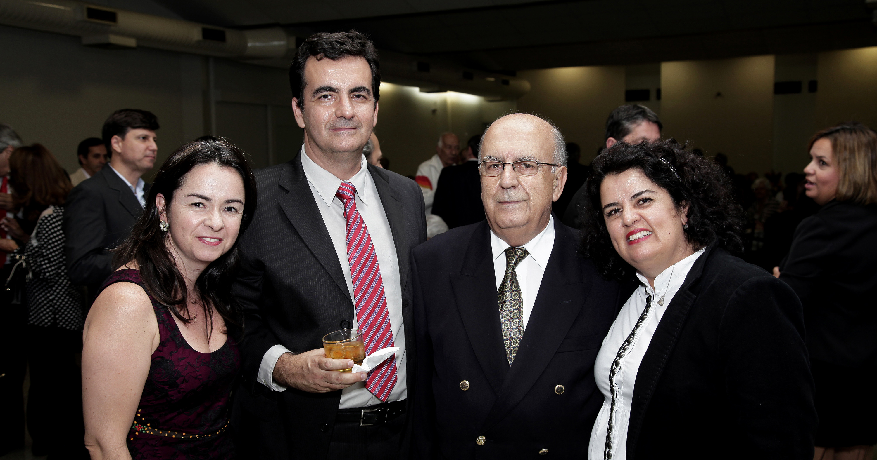 Cid Velloso e seus filhos Isabela, Marcelo e Andrea, na posse do reitor como membro da Academia Mineira de Medicina. Ao fundo, no canto direito da foto, encontra-se Luciana, também filha de Cid. Foto: Foca Lisboa