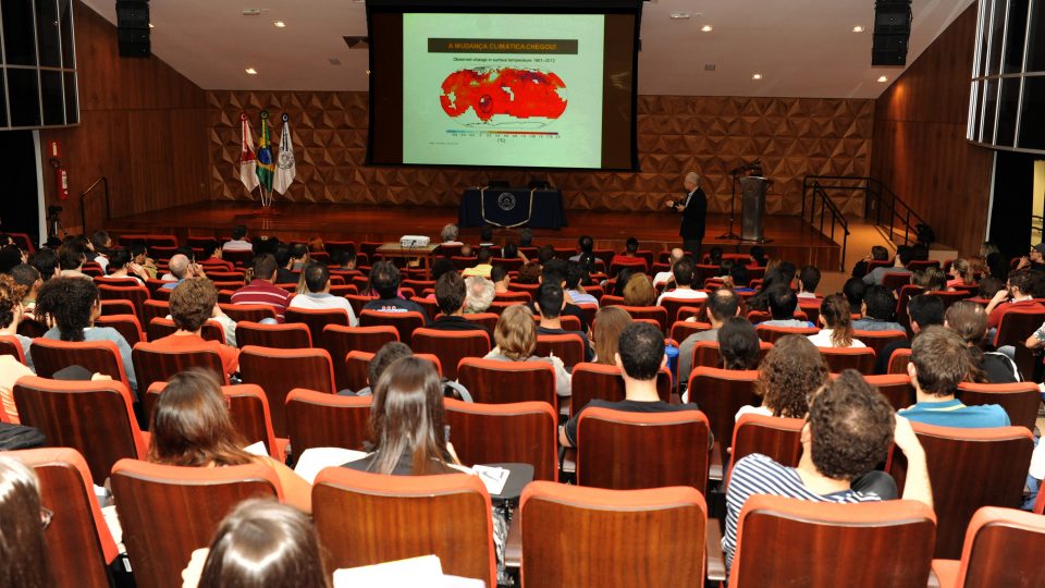 Conferência foi realizada no Centro de Atividades Didáticas de Ciências Naturais (CAD1). Foto: Foca Lisboa/ UFMG