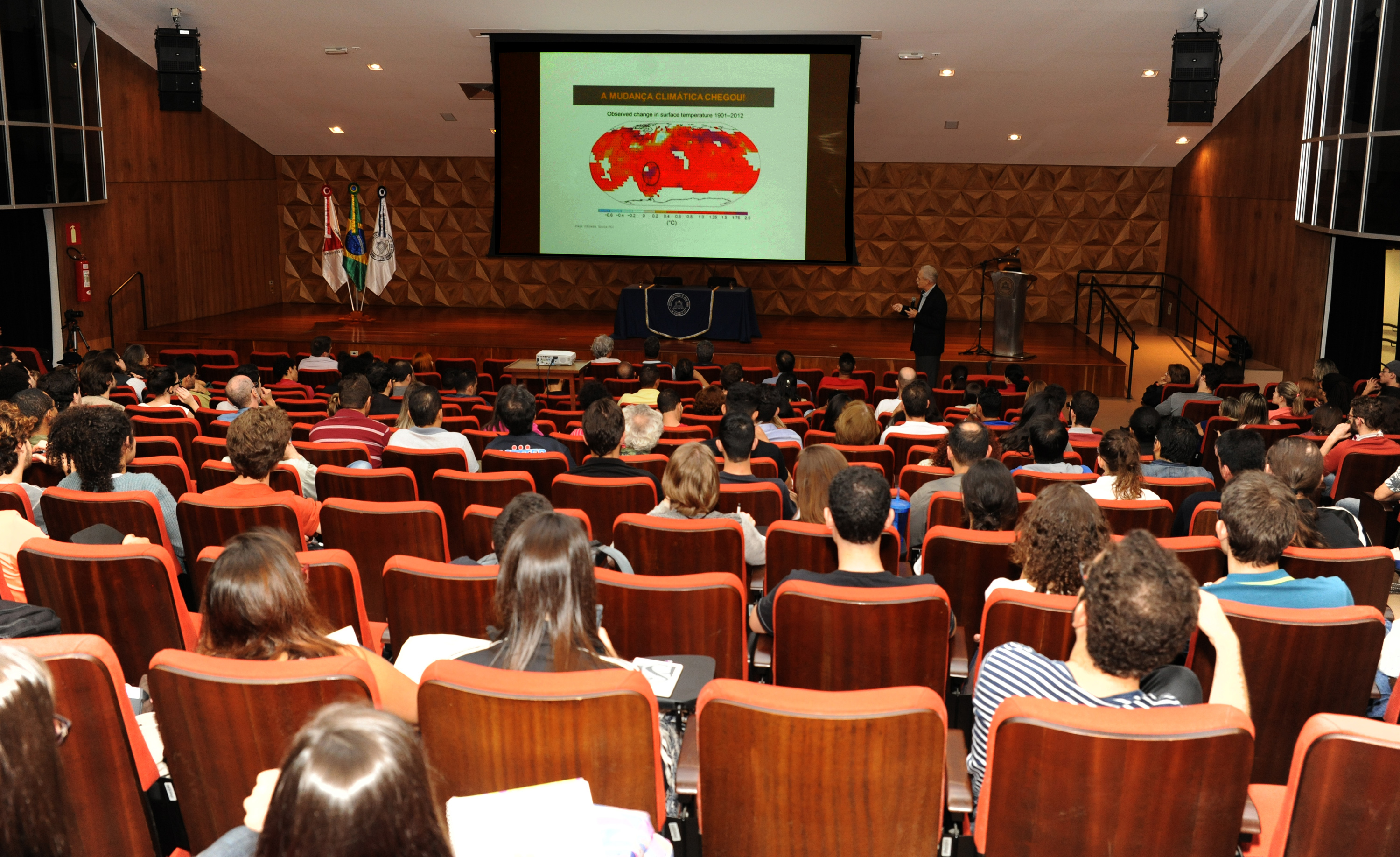 Conferência foi realizada no Centro de Atividades Didáticas de Ciências Naturais (CAD1). Foto: Foca Lisboa/ UFMG