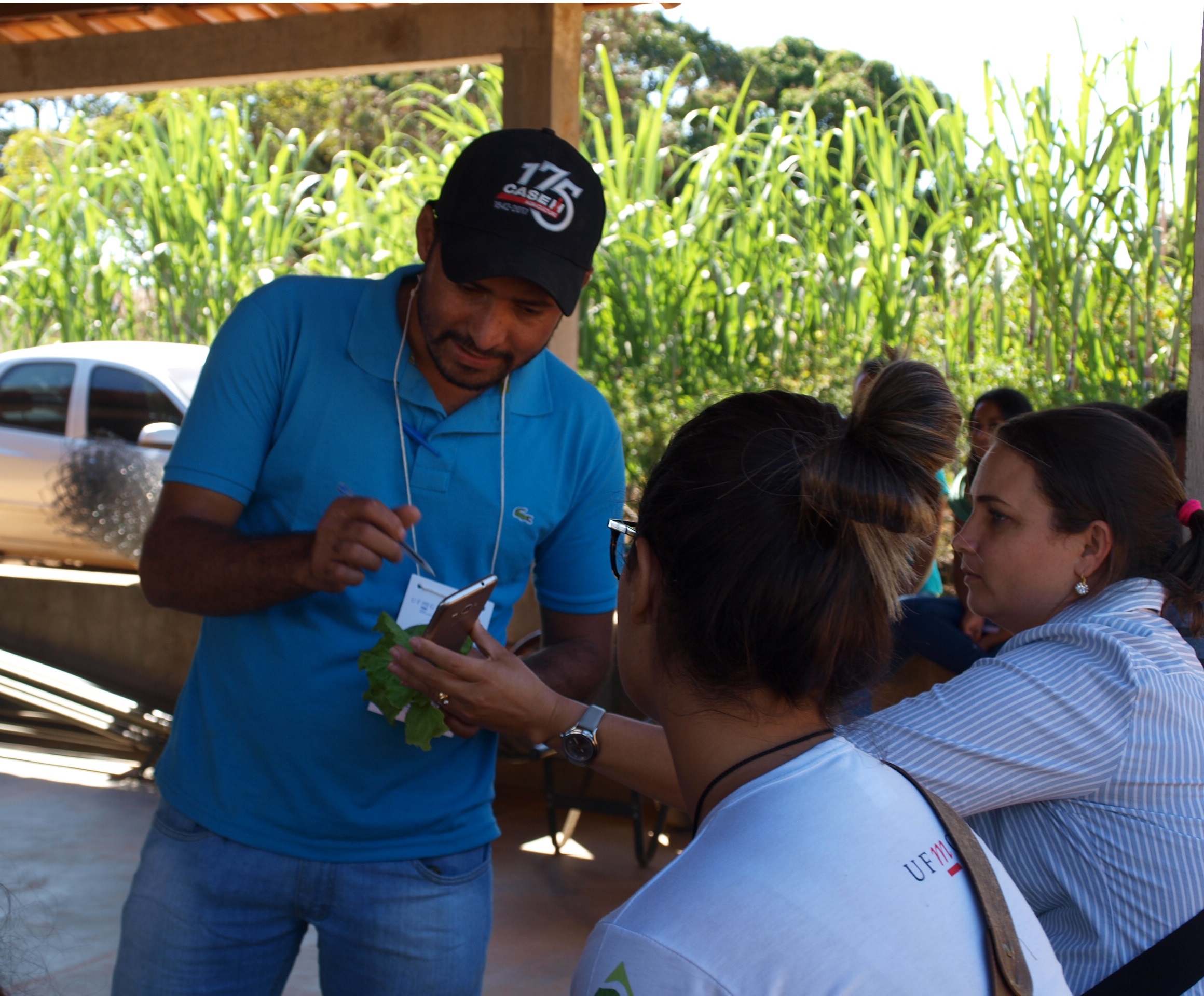 A produtora rural Sirley Veloso tira dúvidas sobre pragas na oficina de hidroponia. Foto: Jessika Viveiros / UFMG