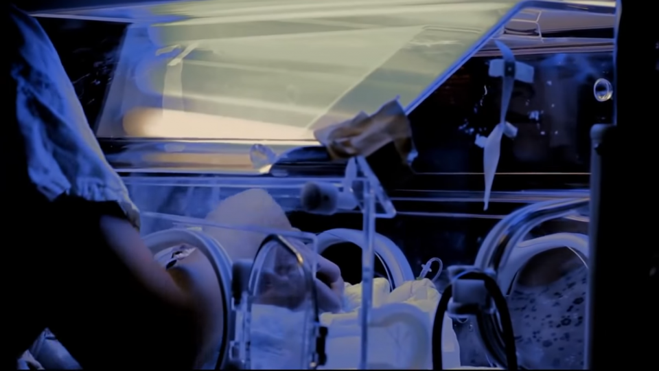 Trailer do filme O renascimento do parto, que trata do tema.