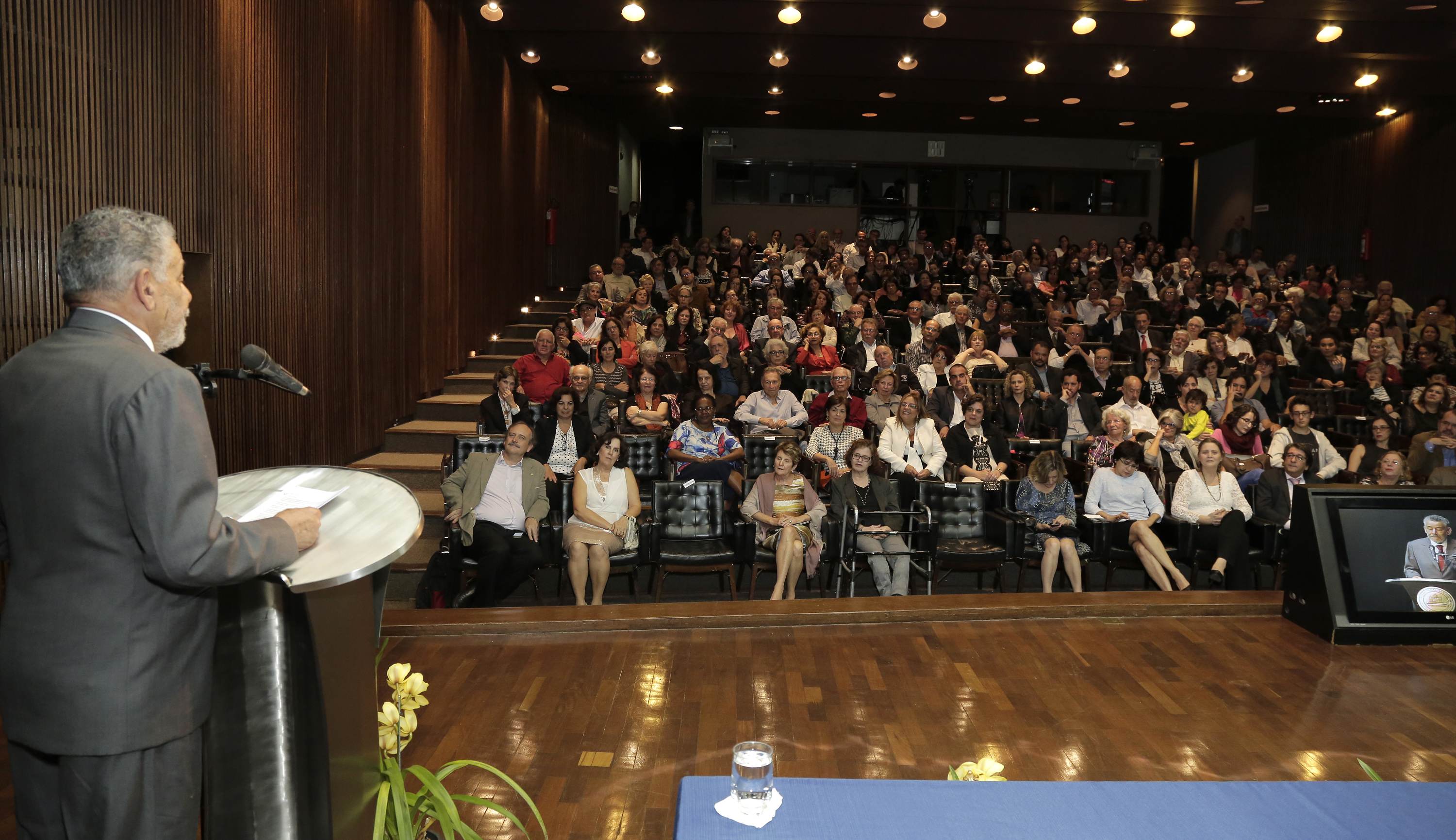 O auditório da Reitoria foi tomado por familiares, autoridades, colegas e amigos do professor. Foto: Foca Lisboa/ UFMG