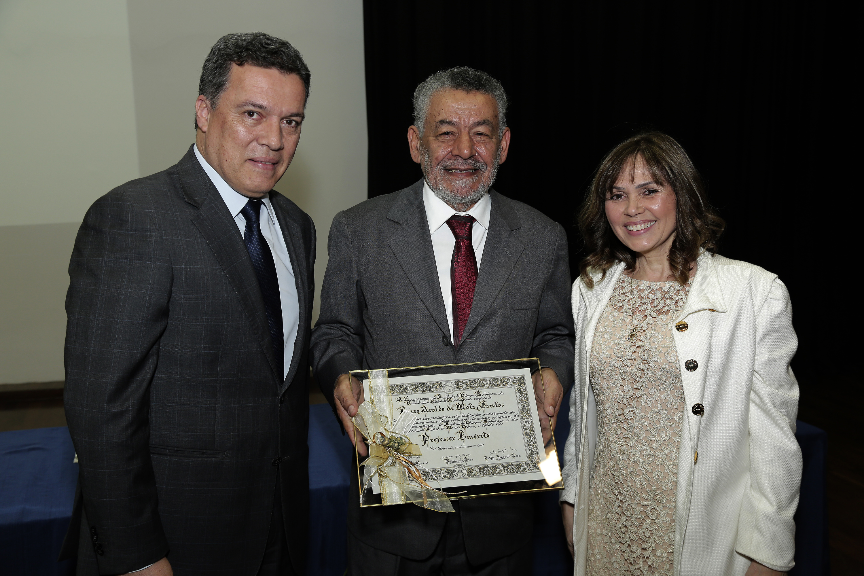 Tomaz recebeu o diploma de emérito do reitor Jaime Ramírez e da diretora do ICB, Andréa Mara Macedo. Foto: Foca Lisboa/ UFMG