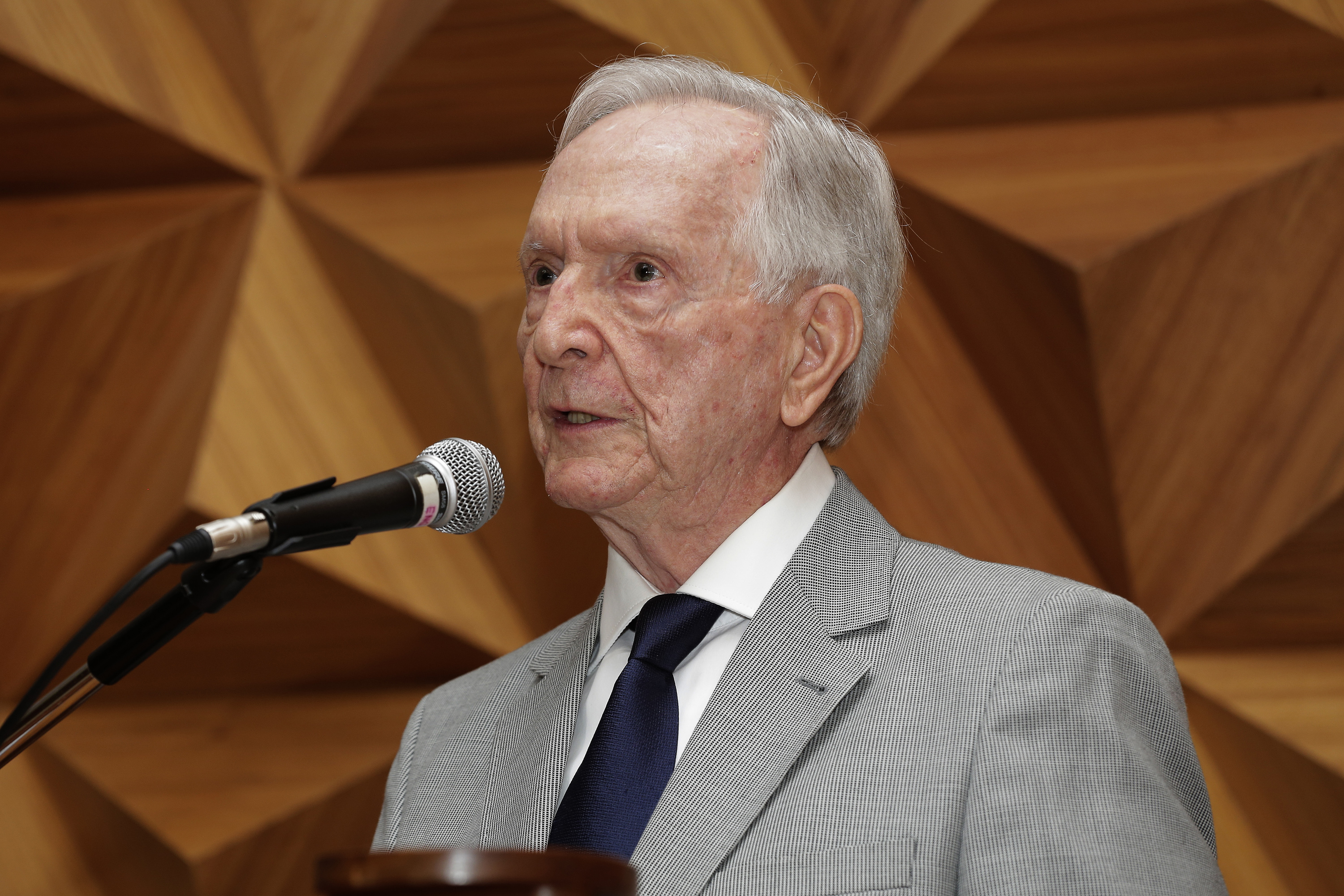 Ricardo Cioglia falou pelos engenheiros formados na turma de 1957. Foto: Foca Lisboa/ UFMG