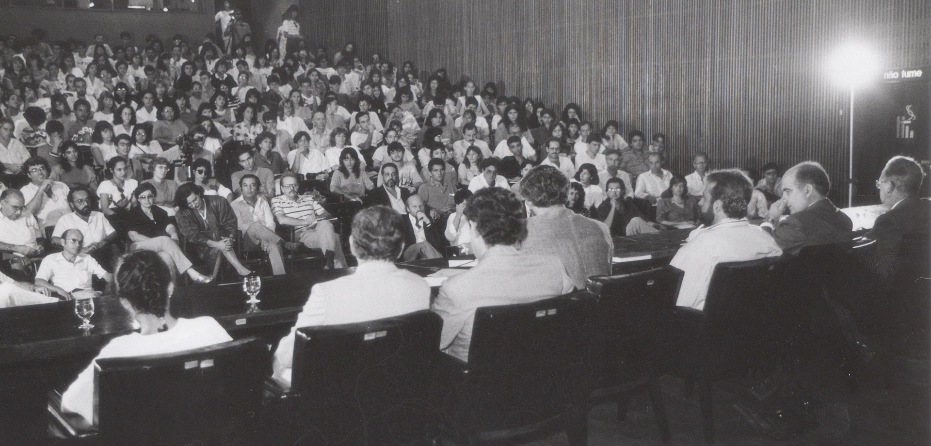 Professor Ângelo Machado, do departamento de Zoologia do ICB, profere a aula inaugural de 1989, "Os impactos ambientais e a Universidade", no auditório da Reitoria. Acervo Cedecom UFMG