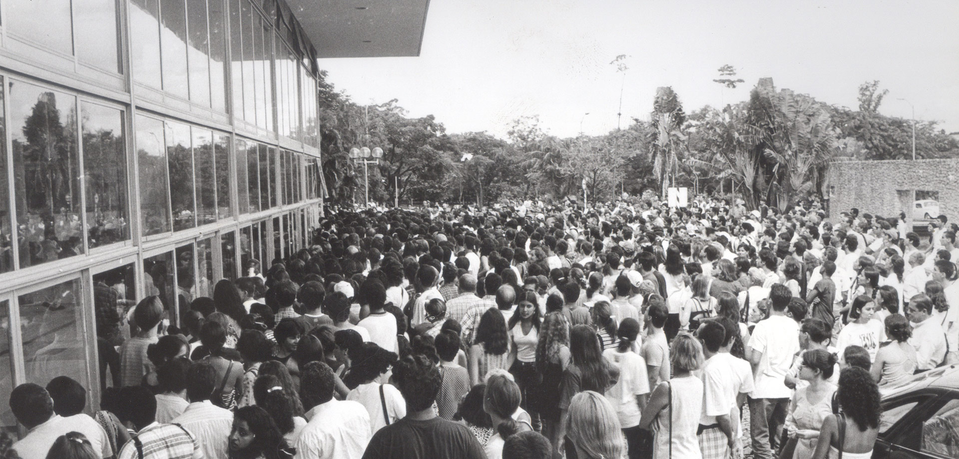 Vestibular da UFMG em 1998, em foto que mostra a área externa do prédio da Reitoria. Foto: George Queiróz/ Acervo Cedecom UFMG