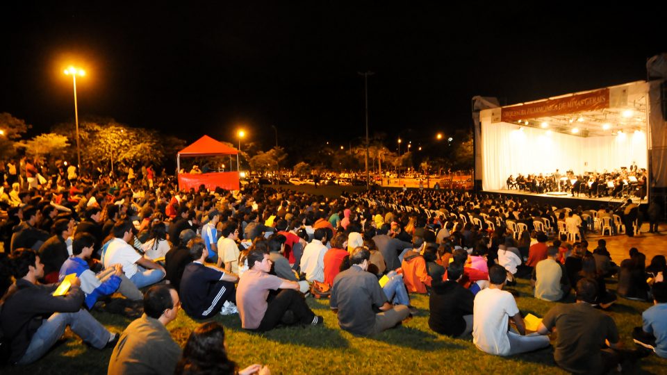 CONCERTO COM A ORQUESTRA FILARMONICA DE MINAS GERAIS..
LOCAL: GRAMADO DA REITORIA DA UFMG, PAMPULHA, BH, MINAS GERAIS, BRASIL.
DATA: 21/05/2009
FOTO:  ©ANDRE FOSSATI