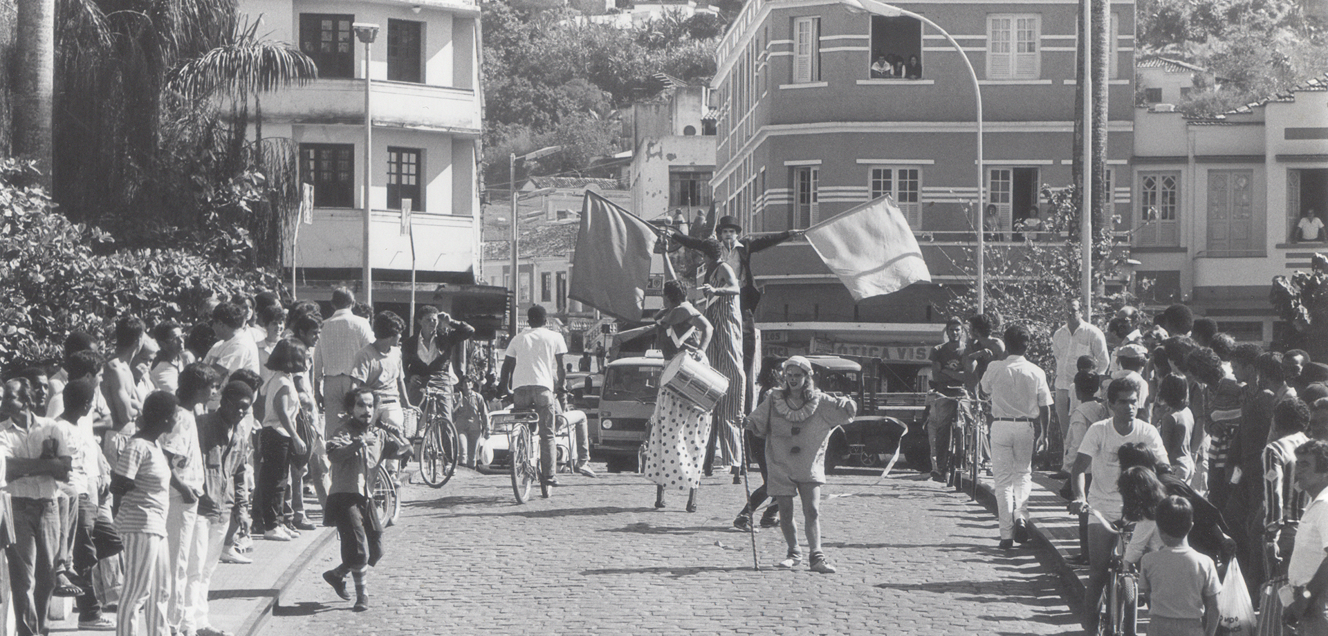 Apresentação da peça "A Peste e o Intrigante", do grupo Giramundo, na abertura oficial do 19º Festival de Inverno da UFMG, realizado em São João Del Rei, em 1987. Foto: Eber Faioli/ Acervo Cedecom UFMG