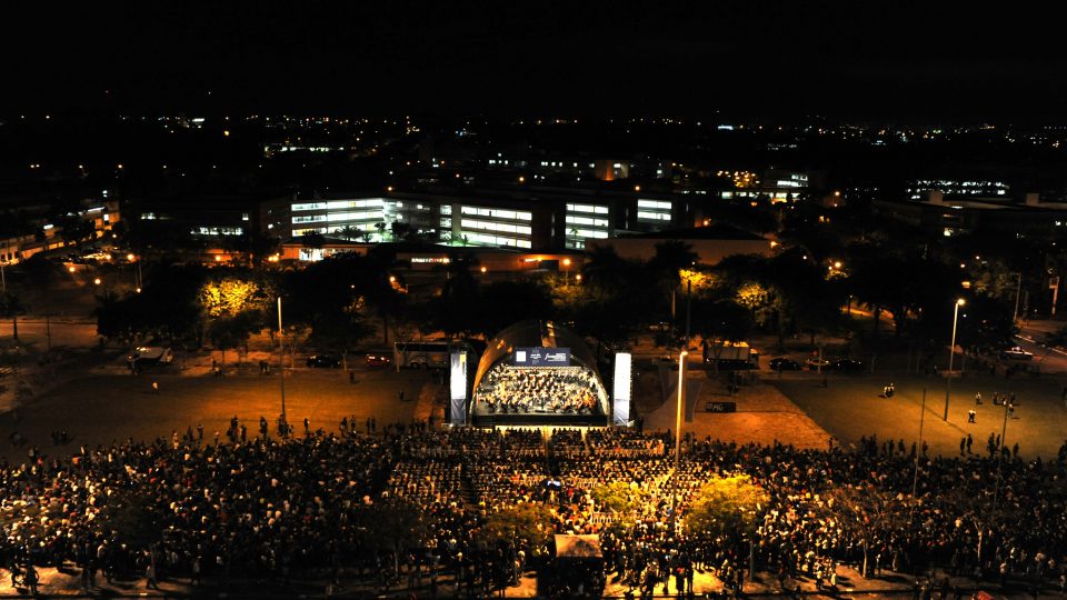 Apresentação da orquestra filarmônica de Minas Gerais no gramado da Reitoria da UFMG, em 2017. Foto: Foca Lisboa / UFMG