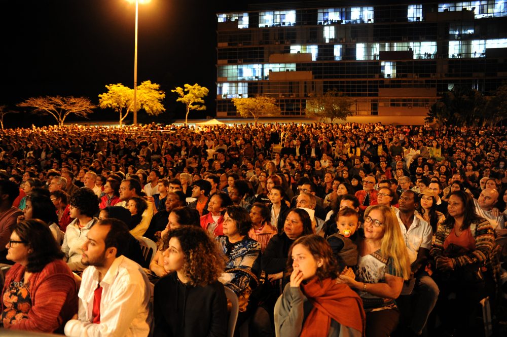 Apresentação da orquestra filarmônica de Minas Gerais no gramado da Reitoria da UFMG, em 2017. Foto: Foca Lisboa / UFMG