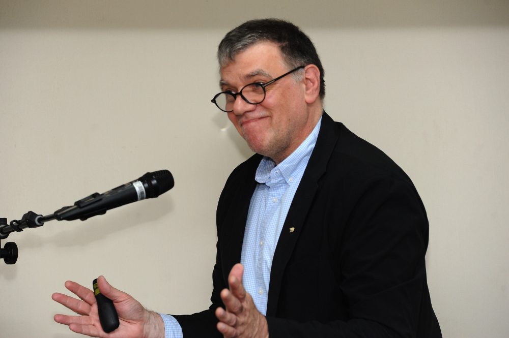 Jacques Godfroid na conferência "Doenças zoonóticas sem potencial pandêmico e a necessidade de uma abordagem inovadora baseada no conceito de saúde única". Foto: Foca Lisboa/ UFMG