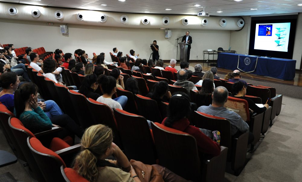 Jacques Godfroid na conferência "Doenças zoonóticas sem potencial pandêmico e a necessidade de uma abordagem inovadora baseada no conceito de saúde única". Foto: Foca Lisboa/ UFMG