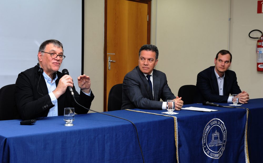 Godfroid, o reitor Jaime Ramírez e o diretor da Escola de Veterinária da UFMG, Renato Lima Santos. Foto: Foca Lisboa/ UFMG