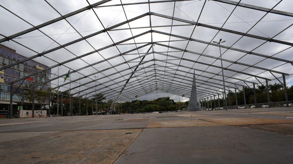 Plataforma no gramado da Reitoria terá 115 por 40 metros. Foto: Foca Lisboa/ UFMG