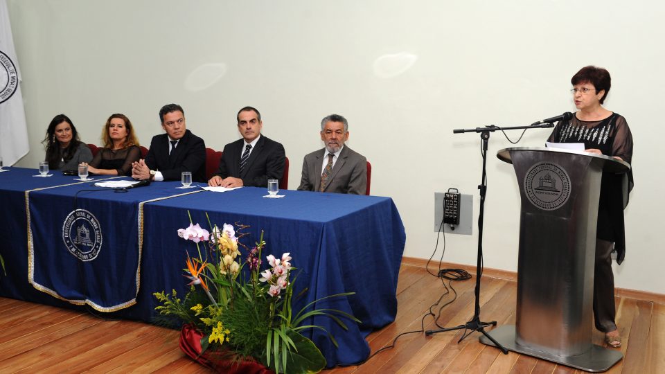 Professora Elza Conceição saudou ex-diretores. Na mesa, a vice-diretora Rogeli Peixoto, a vice-reitora Sandra Goulart Almeida, o reitor Jaime Ramírez, o diretor Henrique Pretti e o reitor Tomaz Aroldo da Mota Santos (gestão 1994-1998). Foto: Foca Lisboa/ UFMG