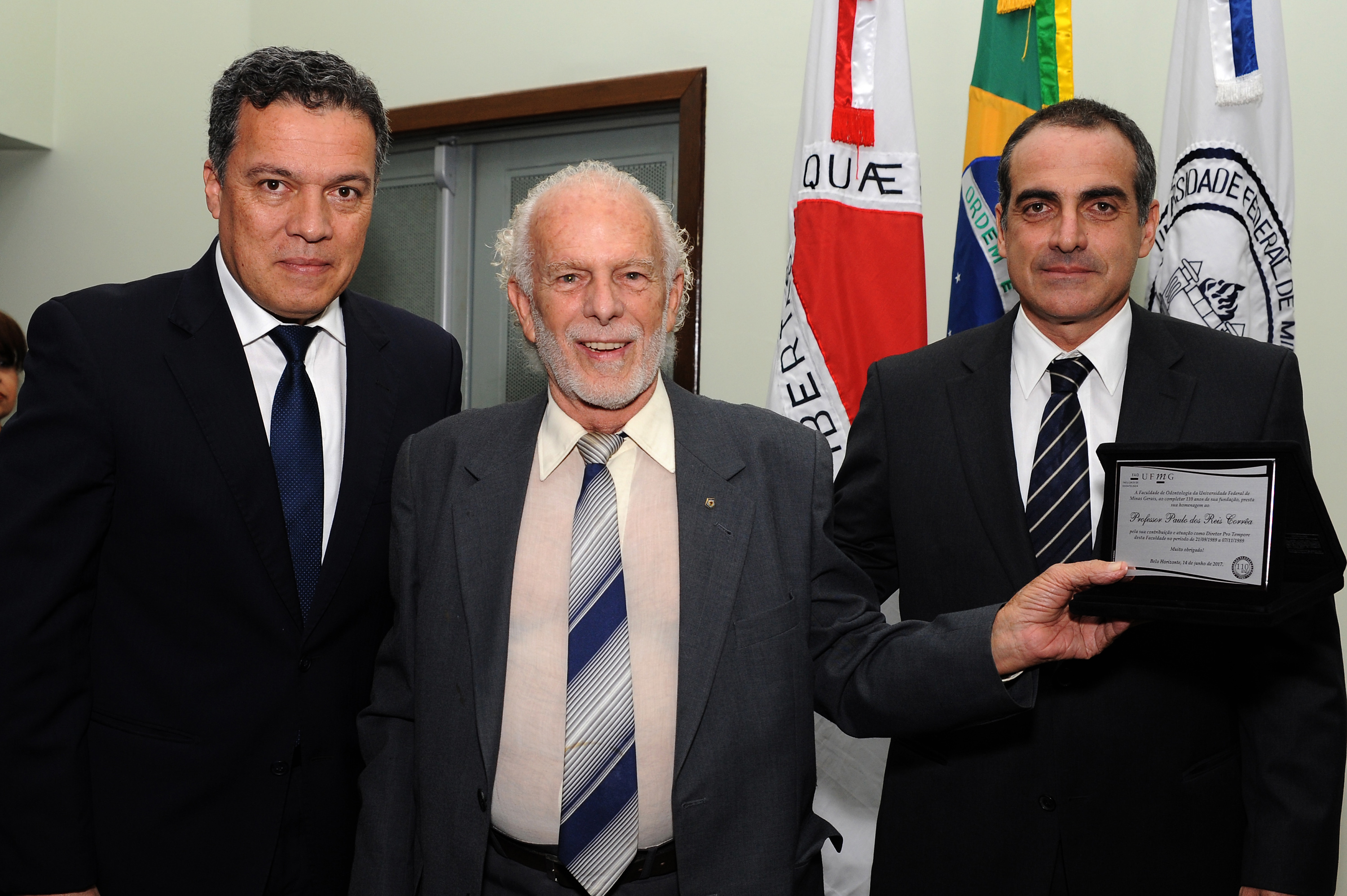 Um dos ex-diretores homenageados, professor Paulo dos Reis Corrêa recebe, do reitor Jaime Ramírez e do diretor Henrique Pretti, placa comemorativa. Foto: Foca Lisboa/ UFMG